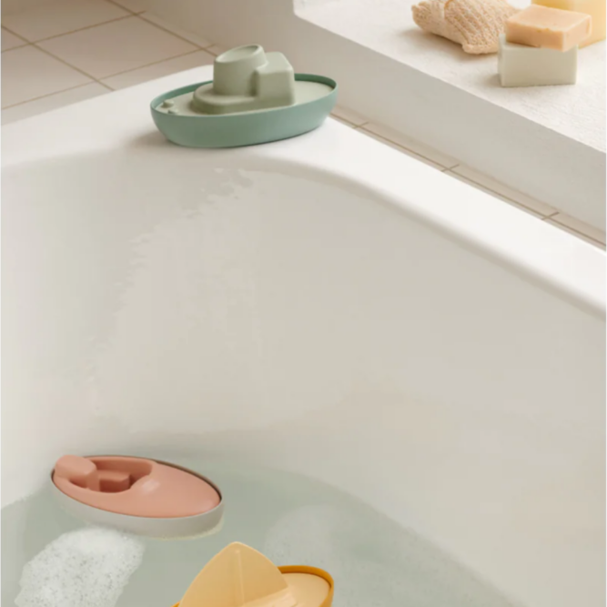 bateau de bain, jouets de bain, liewood, moos family store, moos lille, concept store lille, bain enfant, jouet de bain