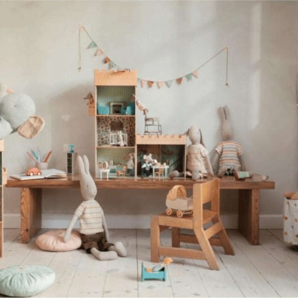 Chambre d'enfant remplie de jouets Maileg : chateau, souris, maison de poupées