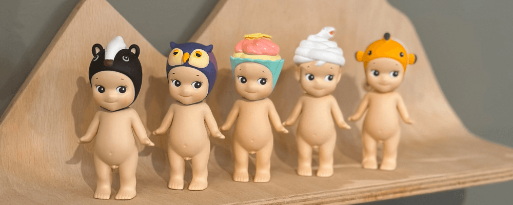 figurines Sonny Angel disposés sur une étagère