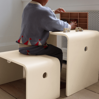 mobilier pour enfant konges slojd, bureau avec banc pouvant servir également de marche pied.