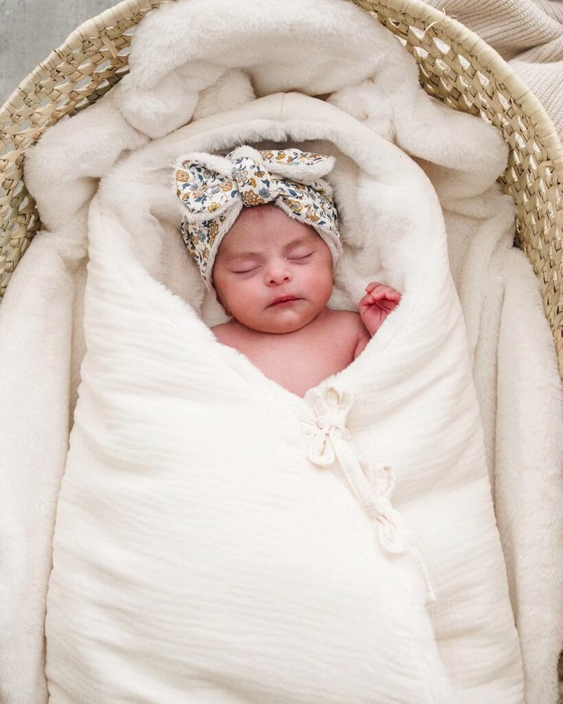 Bébé dormant dans des pièces de la collection Babyshower