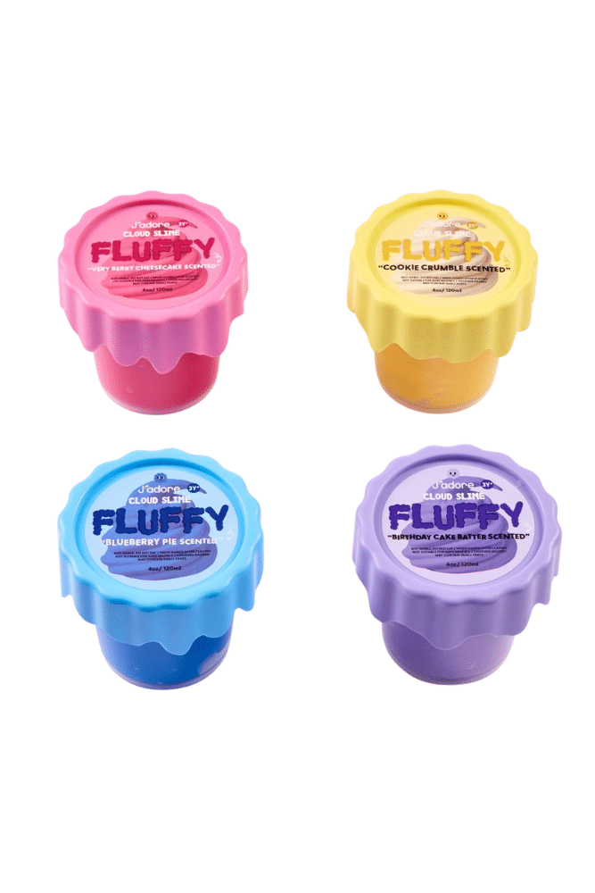 Découvrez le Fluffy Slime J’ADORE, un slime à la texture douce et aérienne à étirer, presser, malaxer et modeler encore et encore.